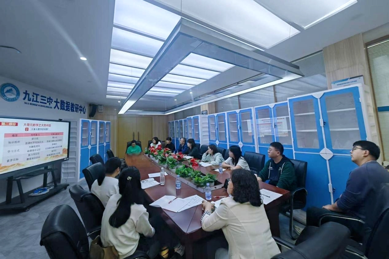 AI賦能思政課堂，創(chuàng)新引領(lǐng)教學(xué)發(fā)展——記九江三中初中思政教研組開(kāi)放周活動(dòng)