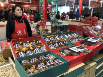 土味兒洋味兒齊上陣，年貨節休閑食品銷售井噴